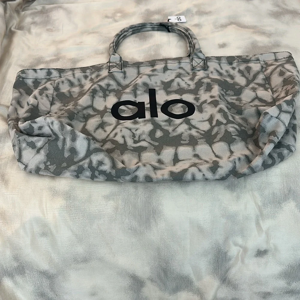 ALO = Air, Land & Ocean. Carry-it-all Tie Dye Shopper - Picture 2 of 8
